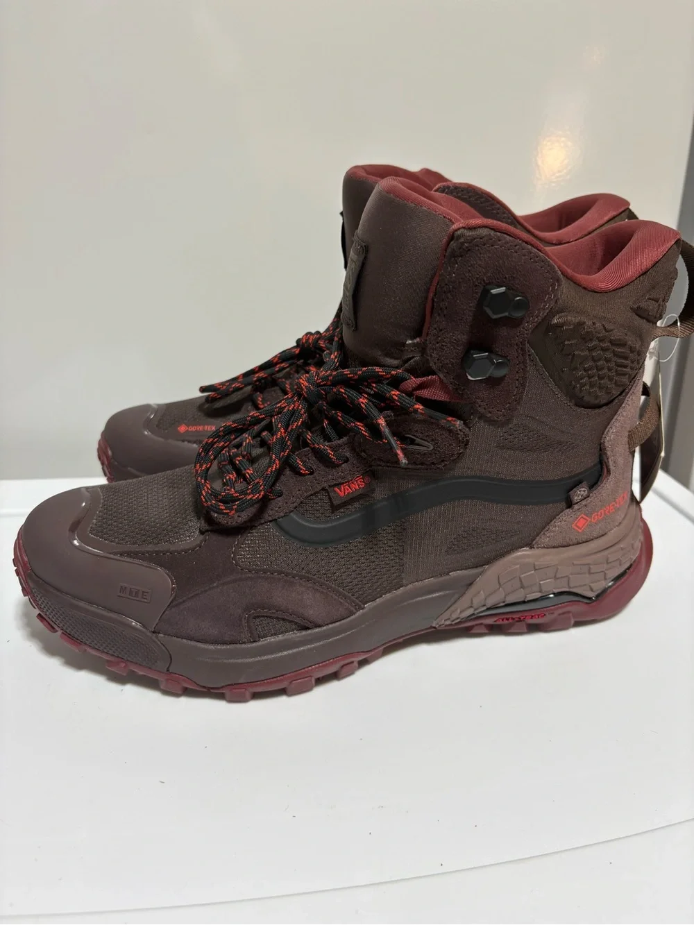 Hiking Boots New Men’s Size 11. Vans Crestline MTX, Brown.